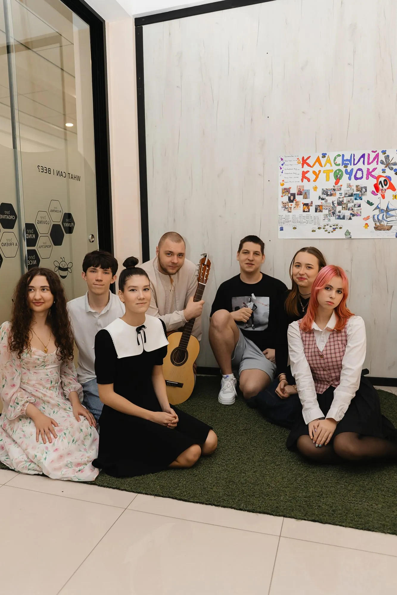 Старшокласники з гітарою у холі ліцею